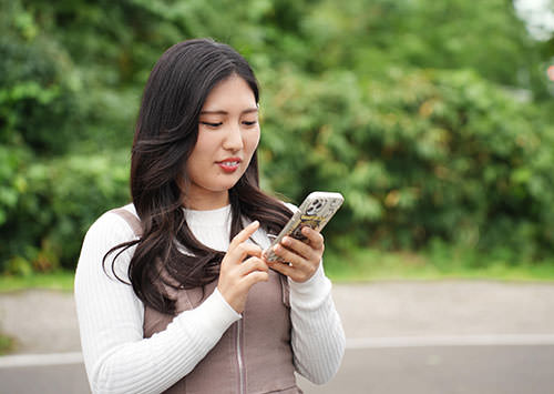 スマートフォンを操作する女性